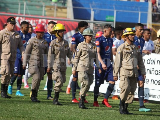 Liga Nacional rinde emotivo homenaje a bomberos fallecidos en incendio en la Montañita