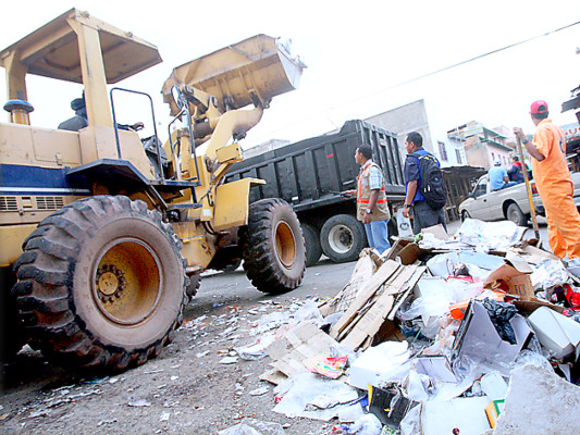 Barrenderos madrugan a recoger la basura de 2011