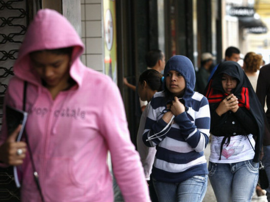 Lluvia tempranera sorprende a los capitalinos
