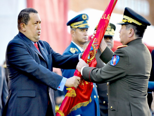 Asume nuevo ministro de Defensa acusado de narco por EE UU