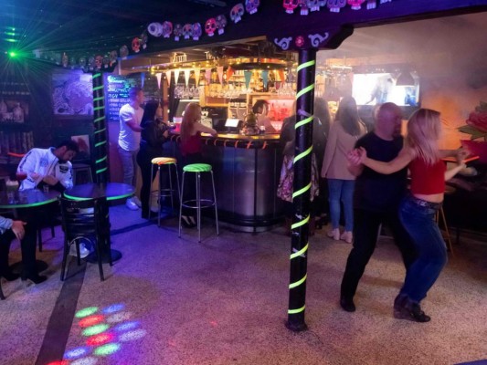 París planea cerrar sus bares para luchar contra el covid-19