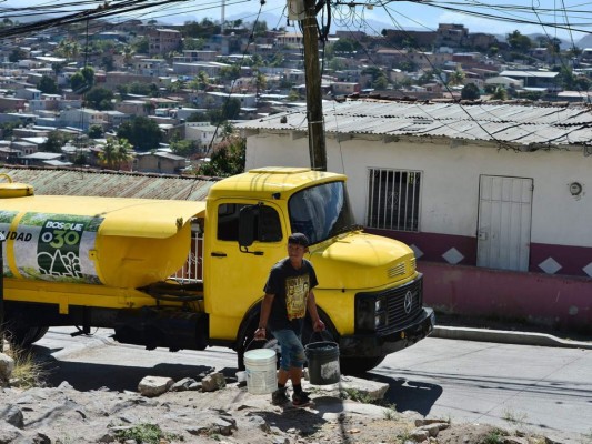 FOTO: Inicia distribución de agua en la capital de Honduras ante posible sequía