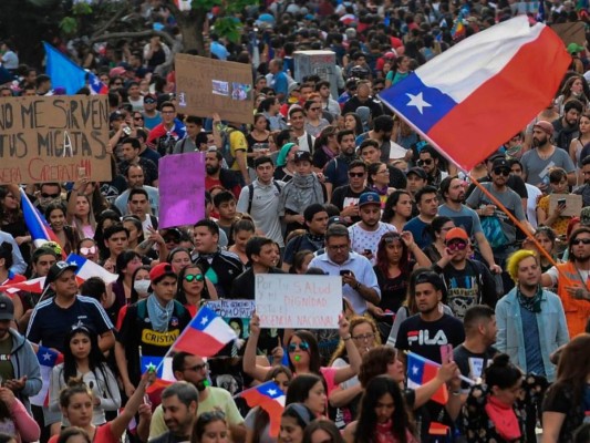 Las fotos de la marcha más grande en Chile tras semana de disturbios