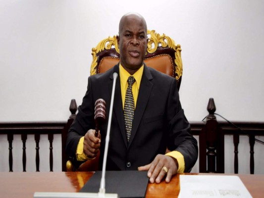 Ronnie Brunswijk, el exnarco y guerrillero de 60 años que jugó contra Olimpia