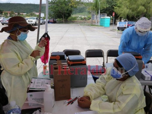 FOTOS: Siguen desbordados los centros de vacunación en la capital