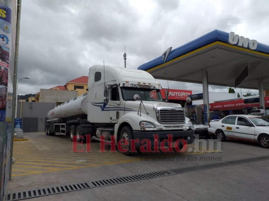 Honduras: Gasolineras ya tienen combustible y se registran largas filas de vehículos