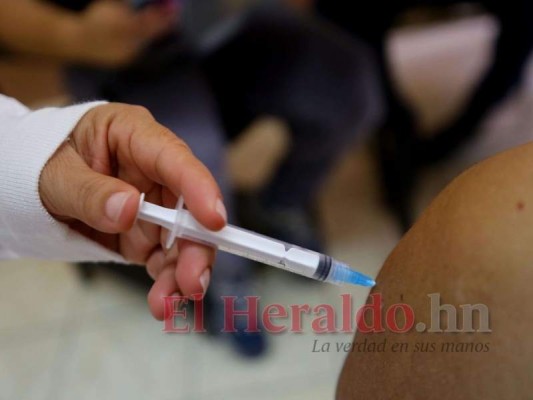 La vacuna de Pfizer se aplica como refuerzo. Foto: Marvin Salgado/El Heraldo