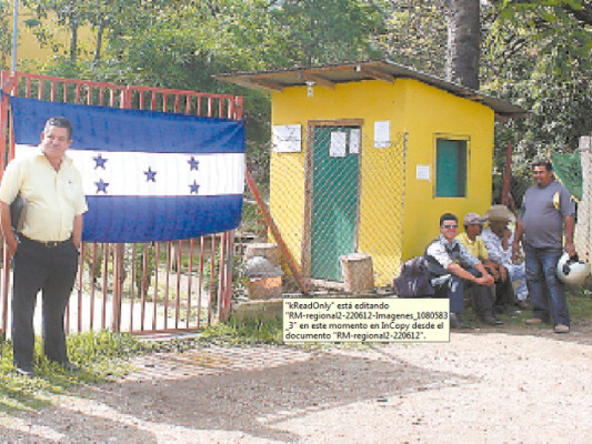 Campesinos entregan oficina regional del INA