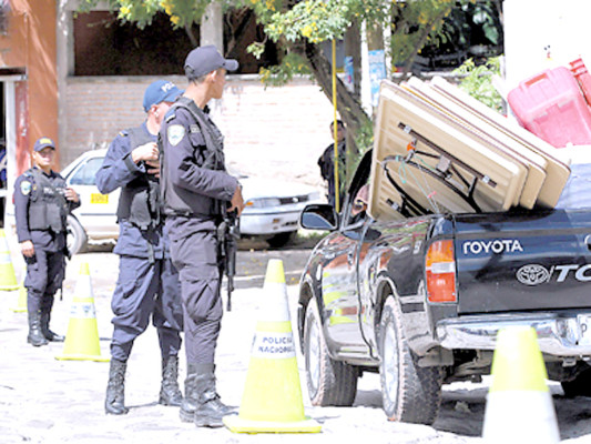 Cartel del que forma parte comisionado también roba carros