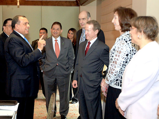 Presidente de Honduras recibe en Washington premio por liderazgo