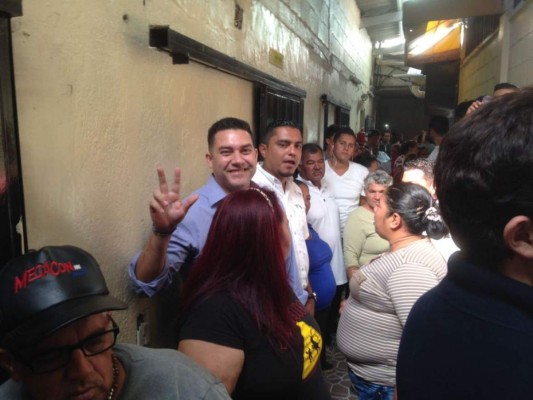 Figuras políticas acuden a las urnas a ejercer el sufragio