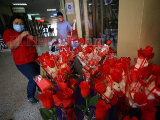 Capitalinos se aprestan a celebrar el Día del Amor y la Amistad (FOTOS)