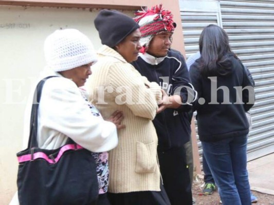 Tegucigalpa: Familiares retiran el cuerpo de joven asesinada anoche junto a su novio