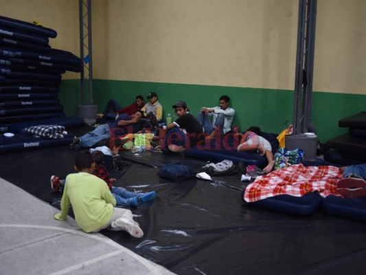 Así pasan la noche los hondureños de la caravana de migrantes