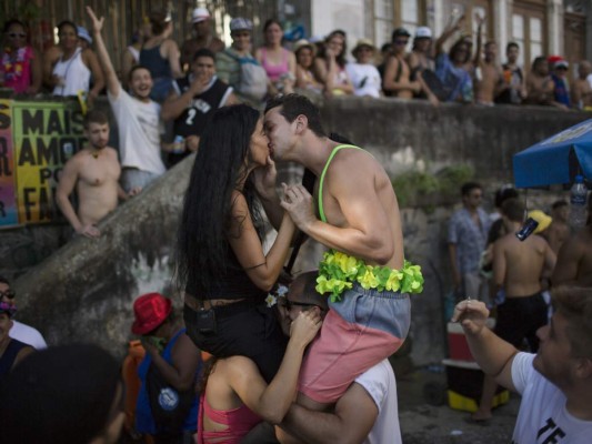 Arranca el Carnaval de Río, quizás con menos besos por temor al zika&nbsp;&nbsp;