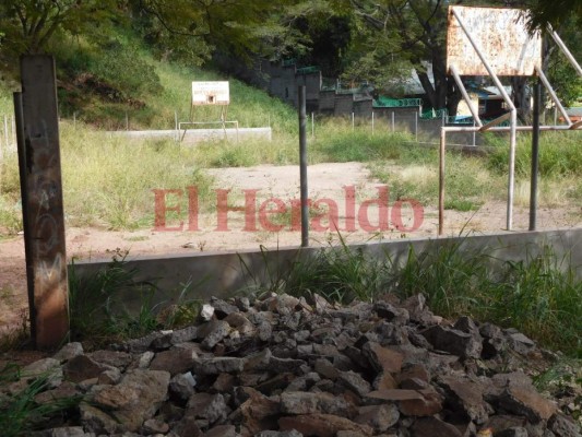 Ciudadanos piden reparar la cancha en la colonia 21 de Octubre de la capital