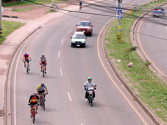Conductores y baches, los 'villanos' de la vuelta ciclística