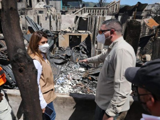 Entregan ayuda humanitaria tras pavoroso incendio en Guanaja