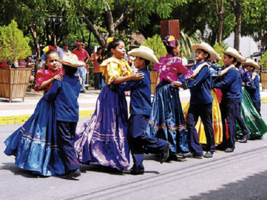 Exposición estudiantil resalta el patrimonio turístico de Honduras
