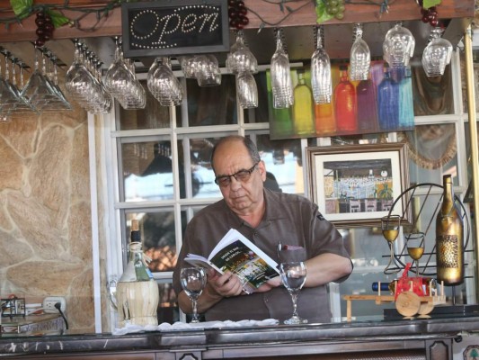 Don Carlos , el capitalino que a sus 69 años, publica su primer libro