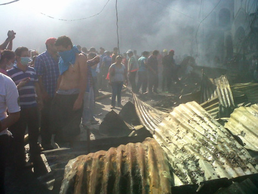 Voraz incendio arrasa con seis mercados de la capital de Honduras