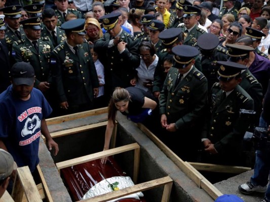 FOTOS: Desgarrador entierro del oficial de la FNAMP muerto en combate