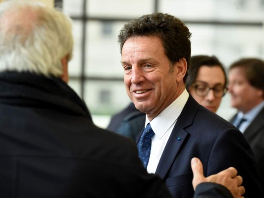 Sin besos ni abrazos, los nuevos saludos para evitar el coronavirus