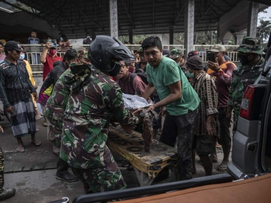 Barro, cenizas y desolación a la sombra del volcán Semeru en Indonesia (Fotos)