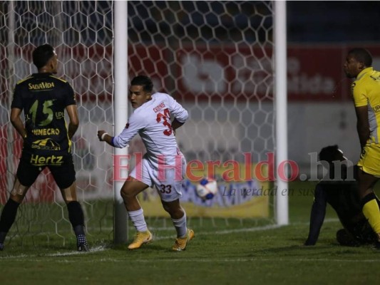 Frustración españolista y celebración de los leones: lo que no se vio de la final de grupos