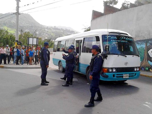 Pasajero frustra asalto y acribilla a delincuente