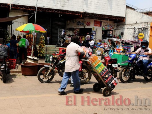 Tráfico y largas filas en bancos imperan en jornadas de abastecimiento de capitalinos
