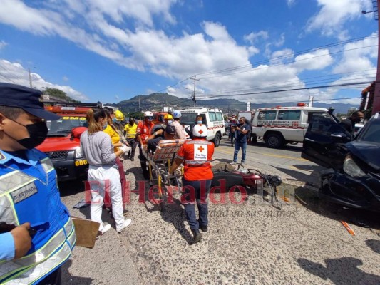 Cuatro personas heridas deja triple colisión en el bulevar Suyapa