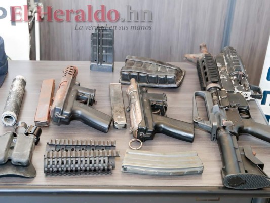 FOTO: Pandilla 18 tenía guarida en escuela de la Planeta; hallaron armas y uniformes militares