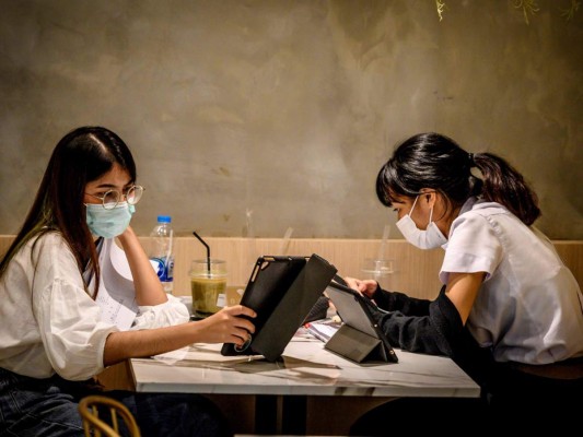 Sin besos ni abrazos, los nuevos saludos para evitar el coronavirus