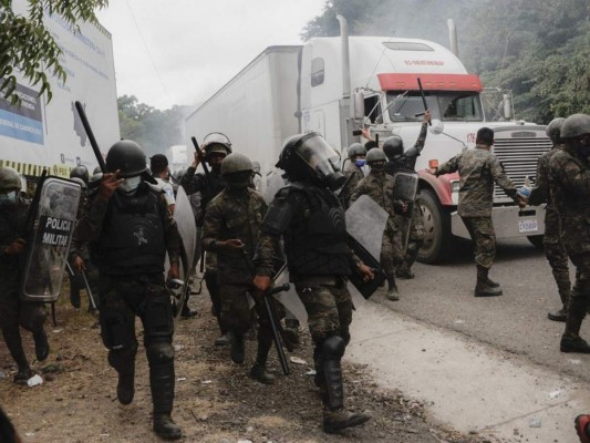 Dispersan caravana migrante y liberan carretera bloqueada en Vado Hondo, Guatemala