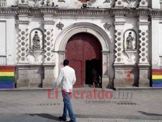 FOTOS: Pintada con la bandera LGTBI amanece iglesia Los Dolores &nbsp;&nbsp;
