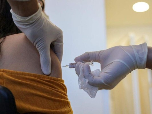 Países como China, Brasil, Estados Unidos, Perú, Reino Unido y otros, se encuentran haciendo pruebas en humanos de varias vacunas. Foto: AP