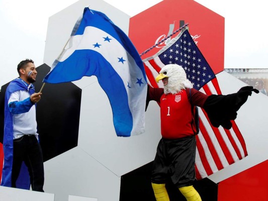 Los aficionados catrachos llegan a gritar por la Selección de Honduras