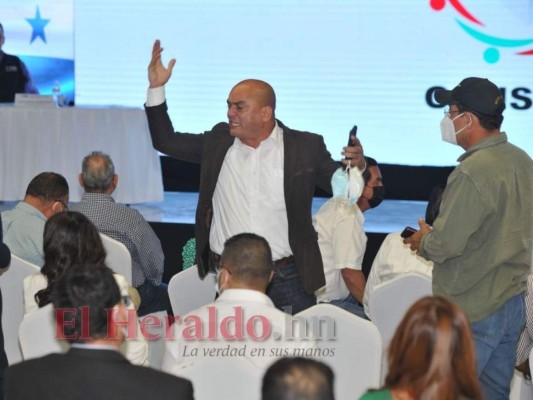 Así fue el zafarrancho durante el sorteo de posiciones en las papeletas electorales del CNE (Fotos)