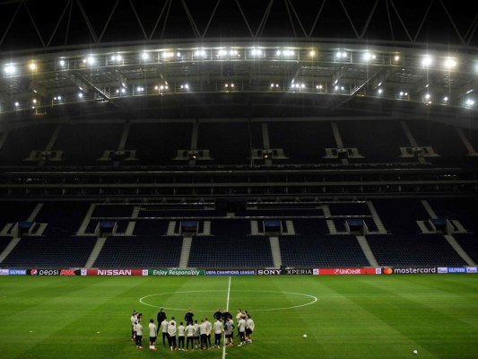 Liverpool con un pie en octavos de Champions League al humillar 5-0 al Oporto