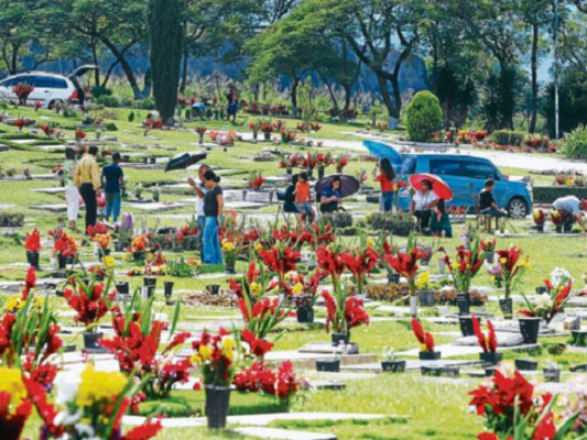 Capitalinos abarrotan cementerios en Día de Difuntos