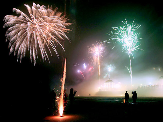 El mundo saluda al 2012 y dice adiós a un difícil año viejo