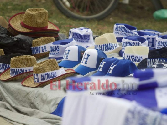 Bajo amenaza de lluvia, pero con optimismo: Así es el ambiente en las afueras del Olímpico