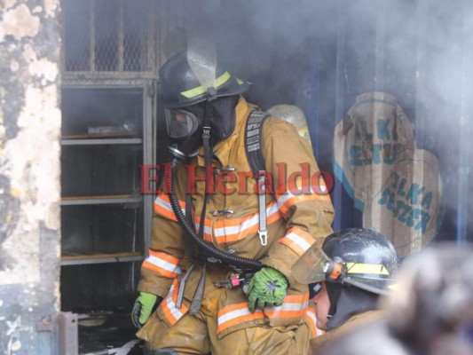 Imágenes del voraz incendio en la séptima avenida de Comayagüela