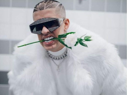 Bad Bunny causa polémica en Premio Lo Nuestro por tocarse sus partes íntimas