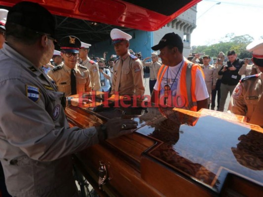 El emotivo recibimiento de los restos del bombero Óscar Madrid, tercer héroe nacional víctima de incendio