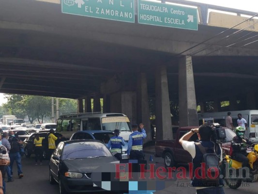 Hombre muere tras caer desde el puente de Miraflores hacia el bulevar Fuerzas Armadas