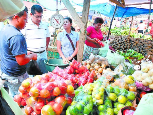 Precios de cebollas y tomates suben en Feria del Agricultor de Tegucigalpa