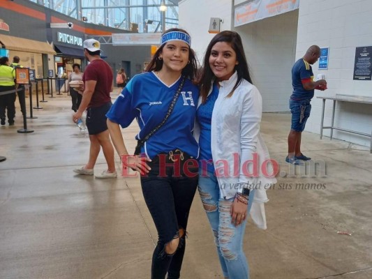 Las bellezas catrachas en el BBVA Compass para el Honduras-Granada