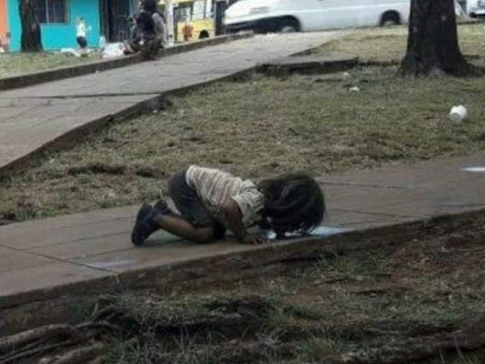La imagen de una niña tomando agua sucia conmueve al mundo